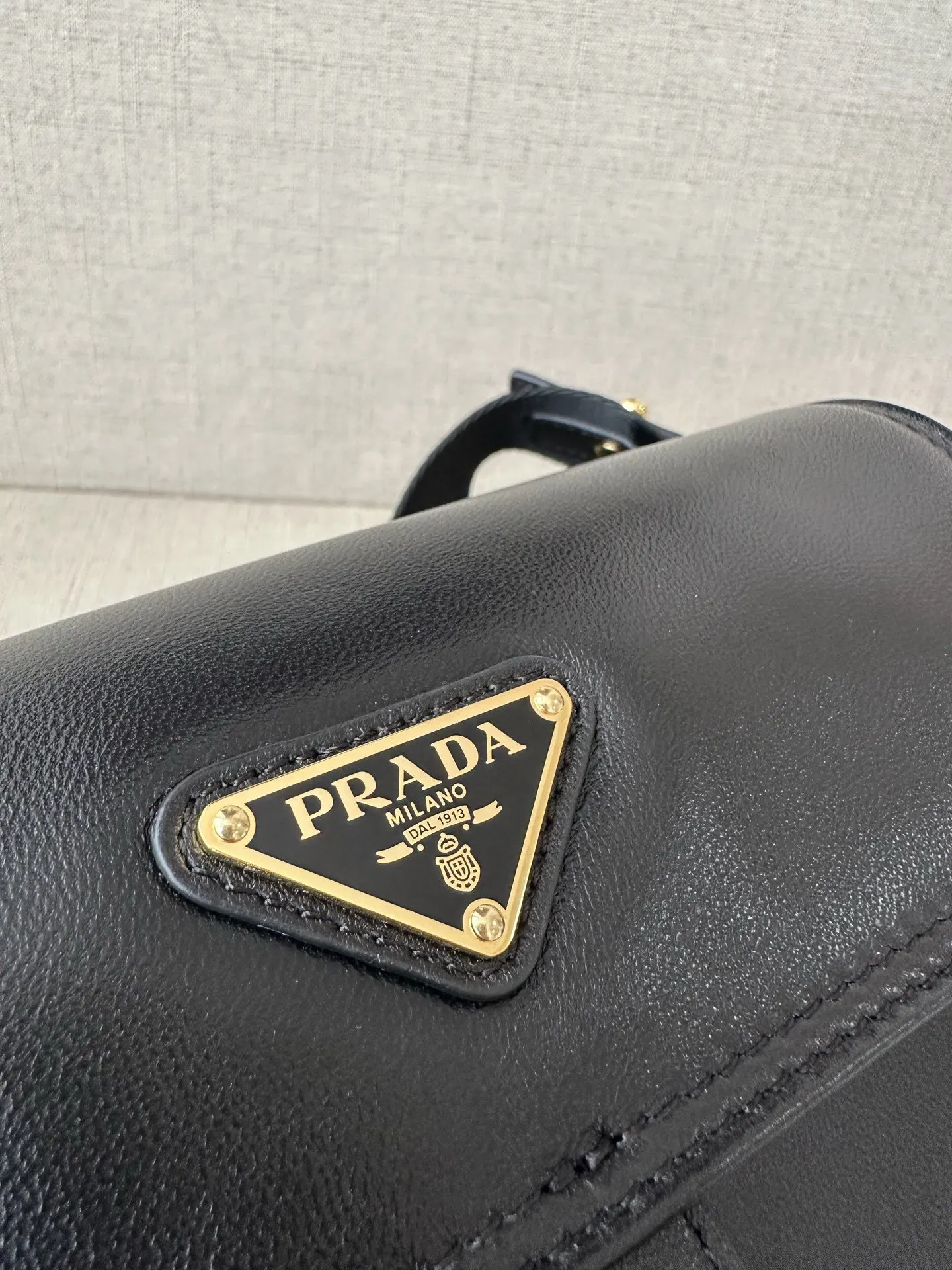 Prada 小牛皮 意大利全进口纳帕小牛皮 單肩包 日常單肩背款