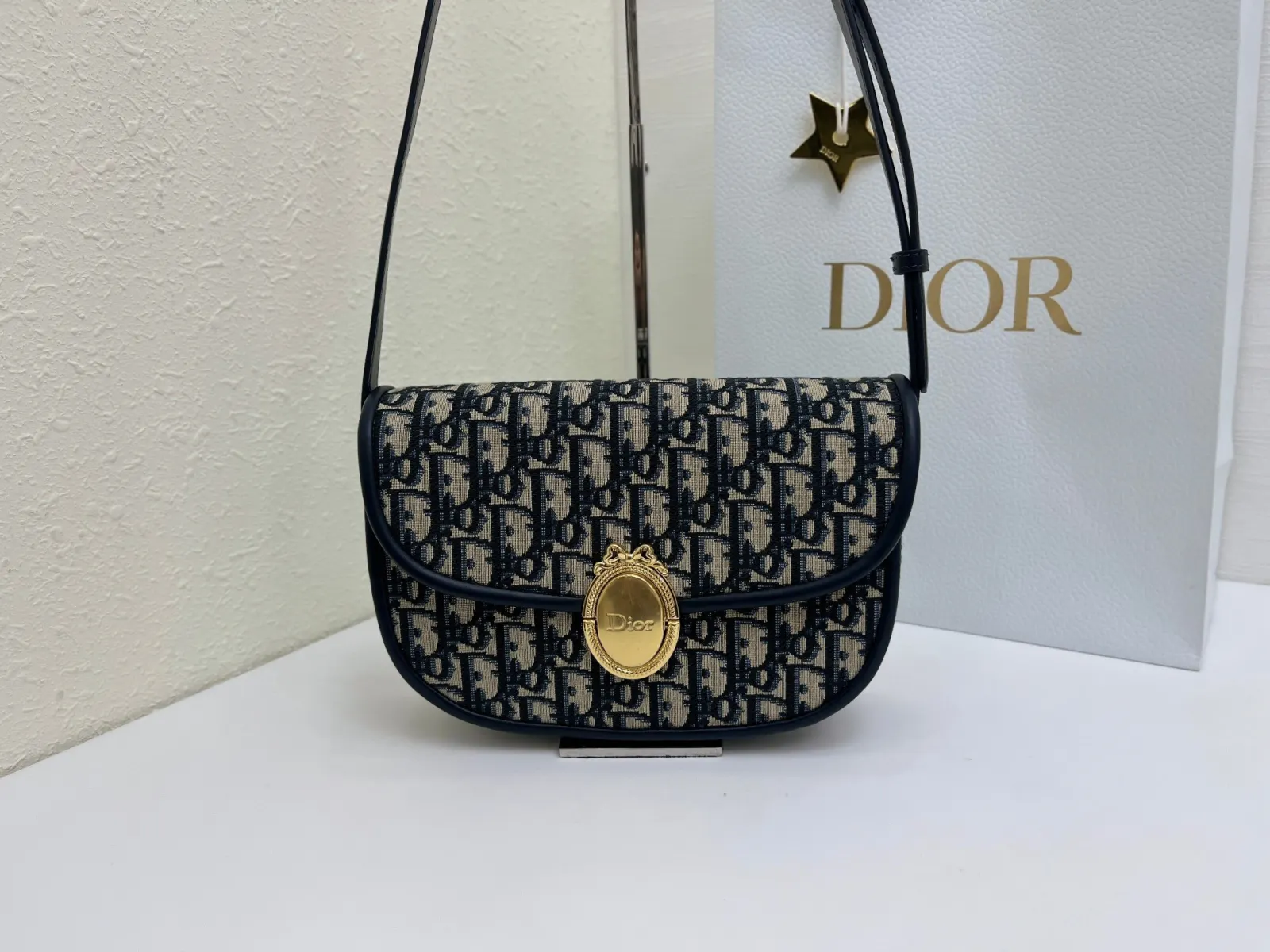 Dior 皮革 藍布 Medaillon 翻盖包是• 一款百搭的日常 斜背包 輕便斜挎款