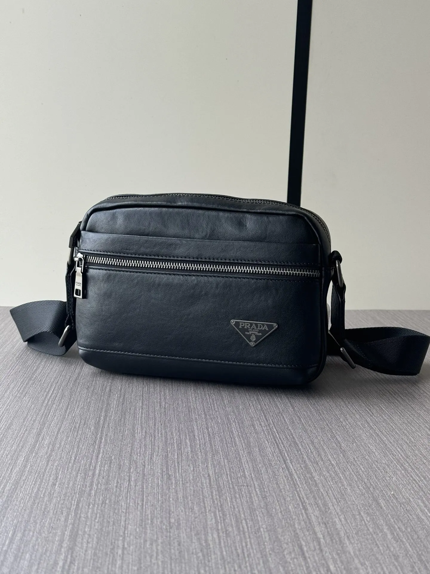 PRADA 黑色 牛皮 Logo 斜背包 日常通勤款
