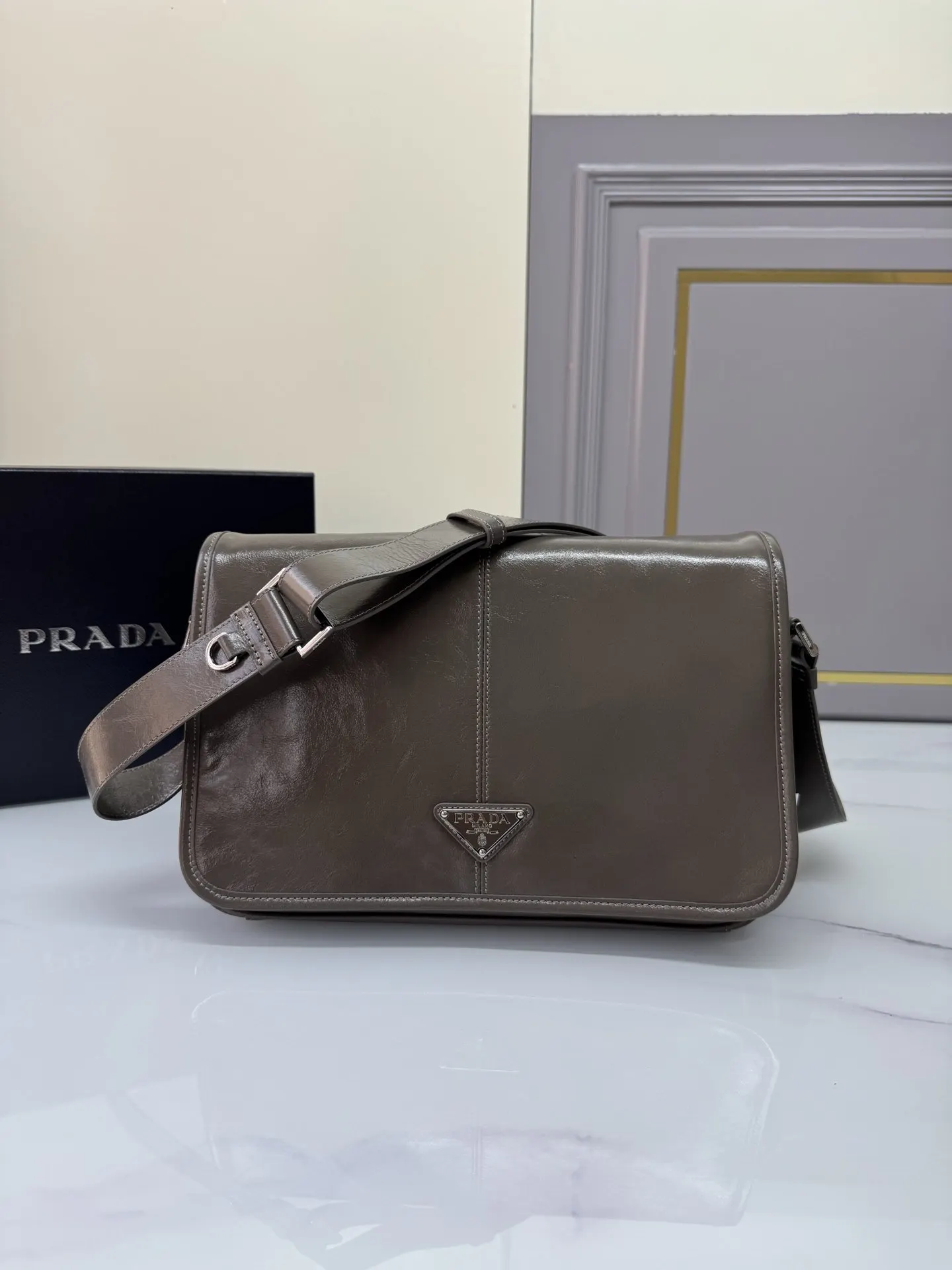 PRADA 皮革 三角标 邮差包 通勤百搭款