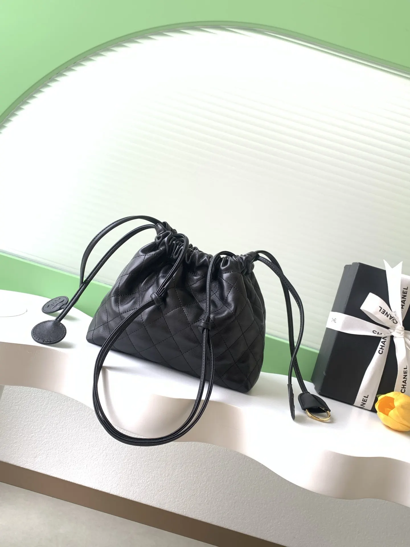 皮革 肩带可调节 單肩斜挎都OK 容量适中 通勤出街都能装 水桶包 休閒水桶款
