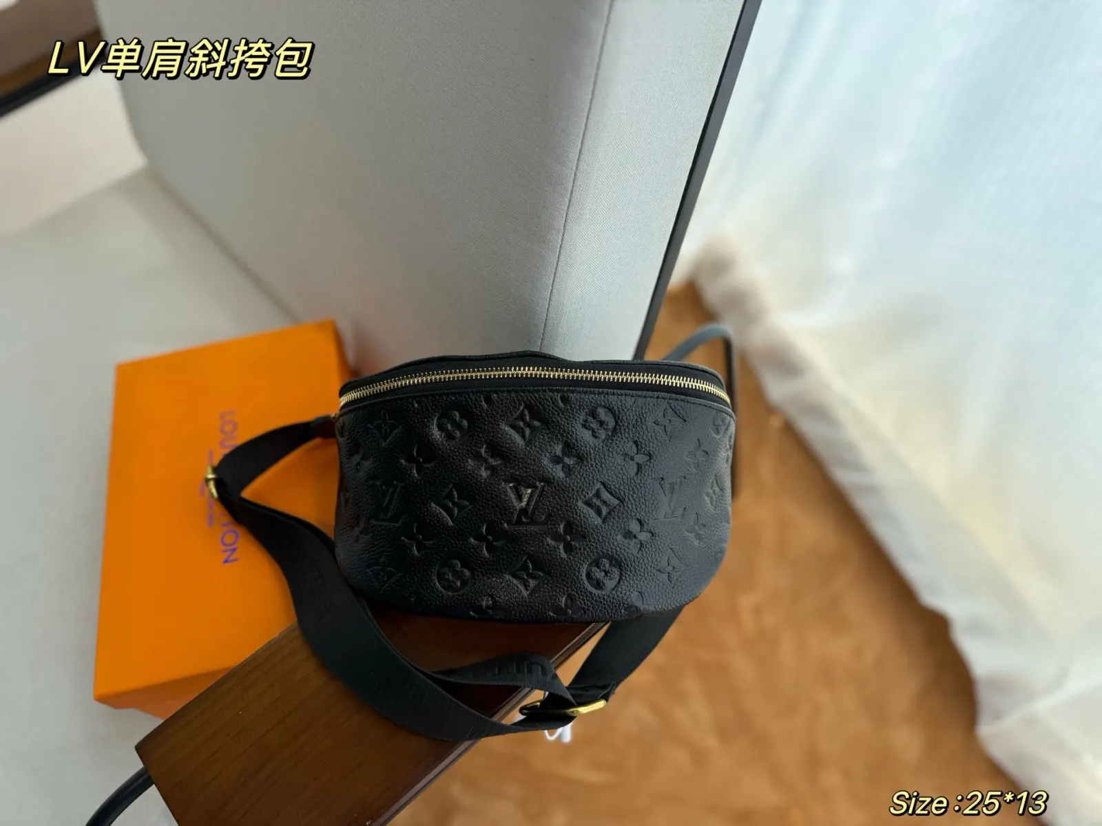 LV 黑色 装 Bu ag全皮压花黑色 最近 火的Bum 斜挎包 轻便斜挎款