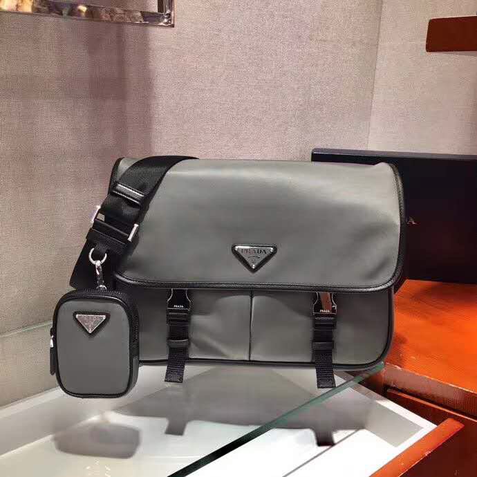 PRADA 2VD768B Re-Nylon尼龍 Saffiano十字纹牛皮 三角标 邮差包 通勤百搭款