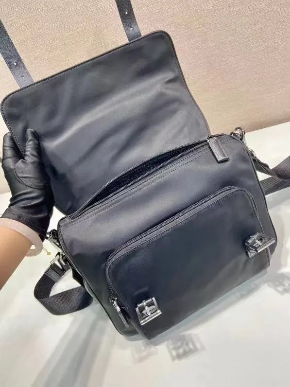 小牛皮 帅哥们 赶紧入手吧 又是一款永不过时 长 高 腰包 休闲腰包款
