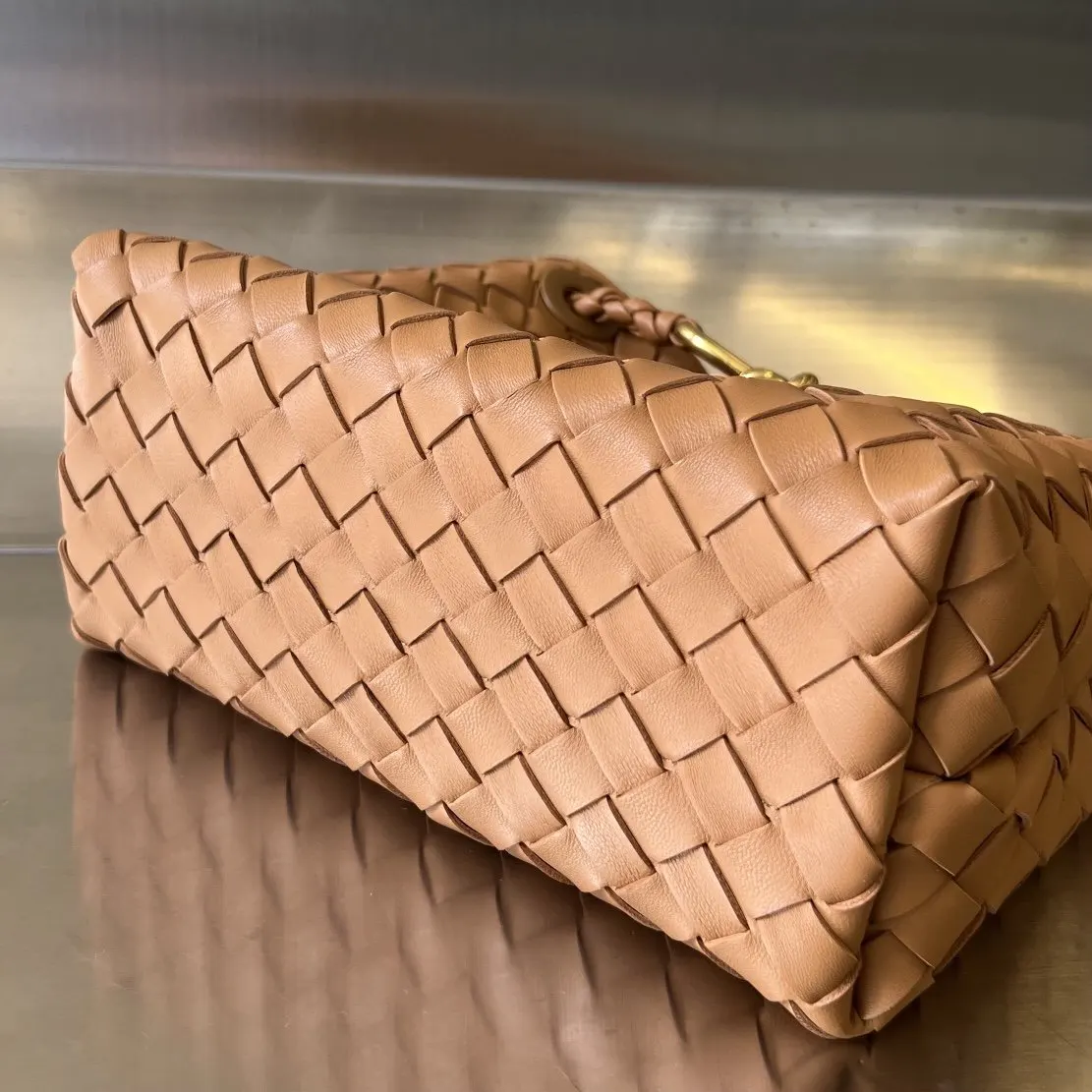 Bottega Veneta 金色 羊皮 斜背包 輕便斜挎款