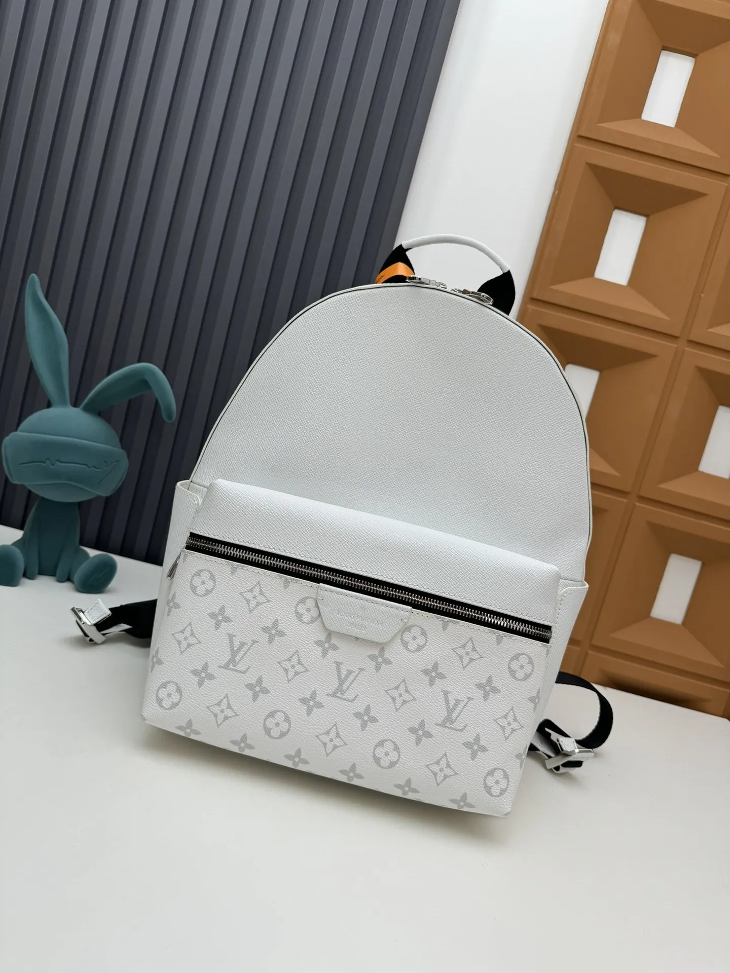 LV Mo宽敞前袋 开放式侧袋和内贴袋共同成就日常出行佳选 双肩包 实用双肩款