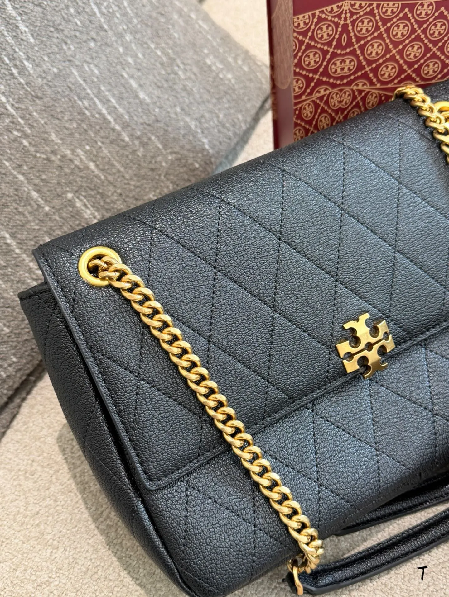 黑色 金色 牛皮 Tory Burch Charlie 鏈條包 精致鏈條款(數字9) 黑色 金色 牛皮 Tory Burch Charlie 鏈條包 精致鏈條款(數字9)
