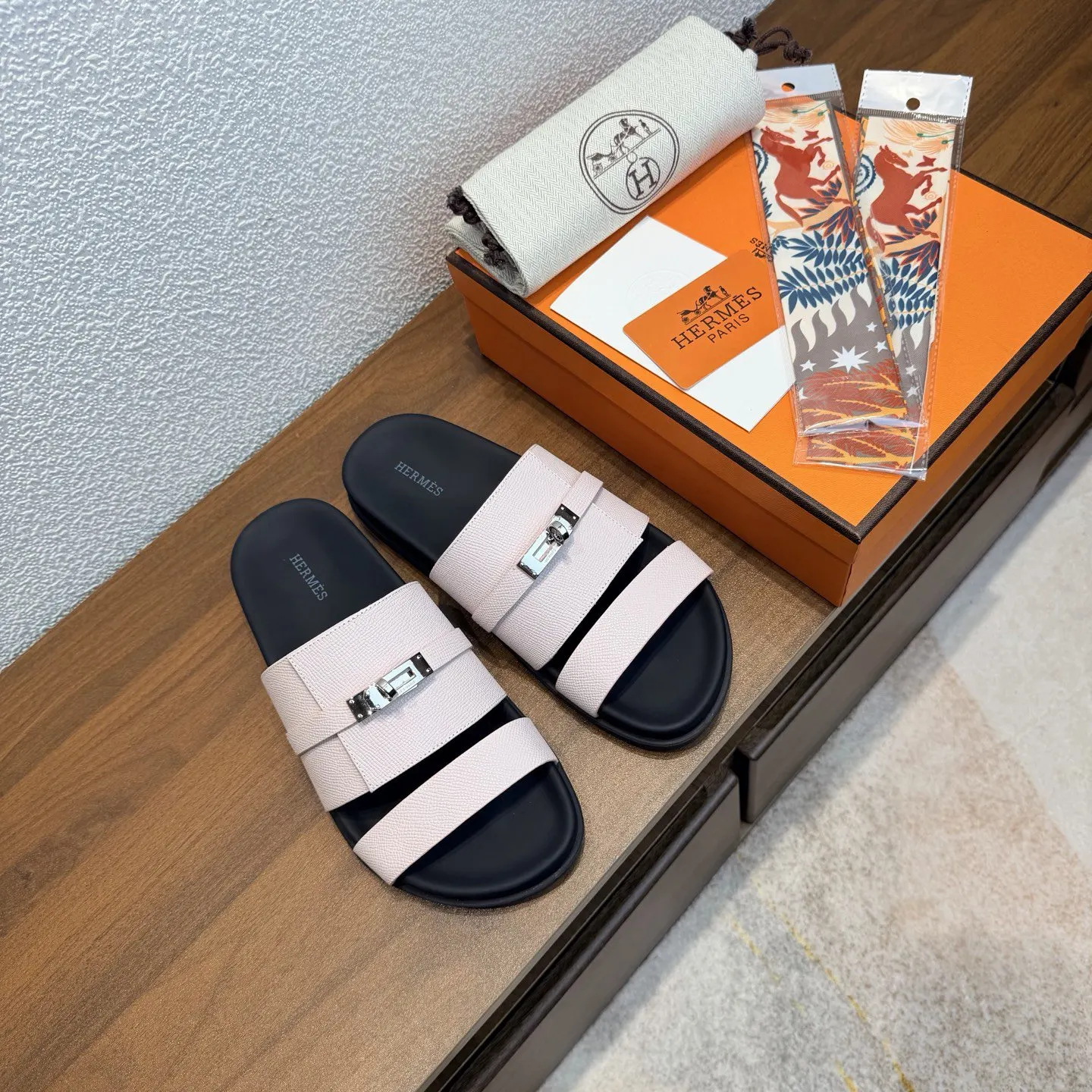 Hermes 经典 小牛皮 拖鞋 舒適百搭款