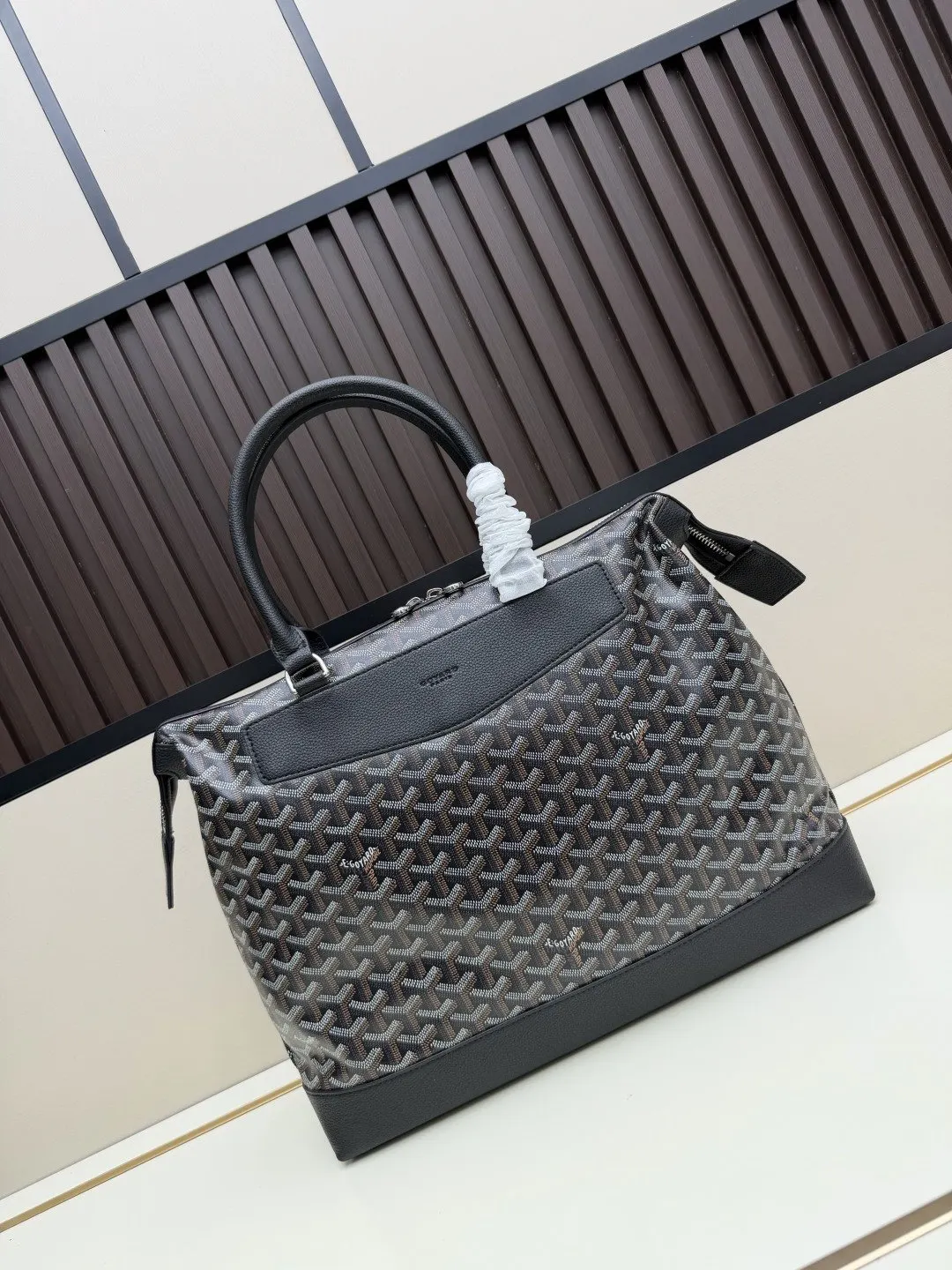 Goyard 它非常适合放置笔记本电脑 平板电脑或文件 公文包 商务通勤款