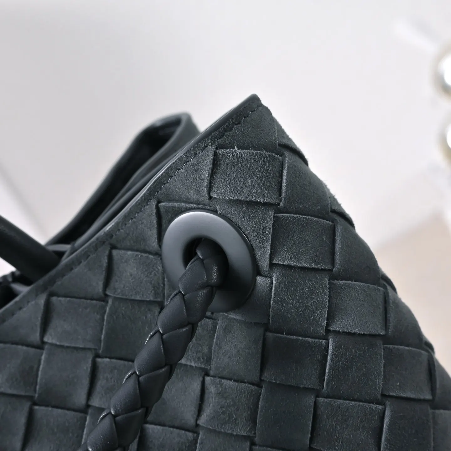 Bottega Veneta 麂皮 斜背包 輕便斜挎款