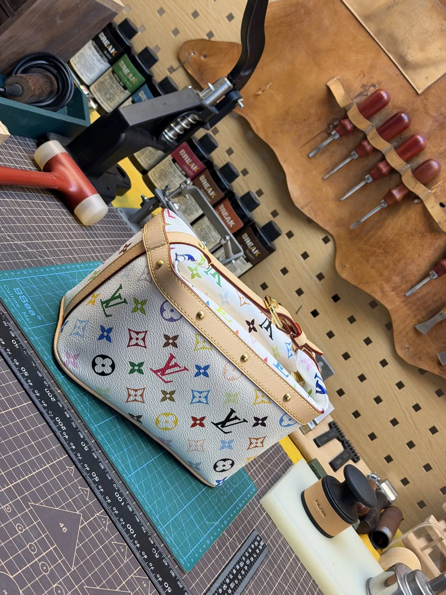 LV 牛皮 化妝包 便携收納款