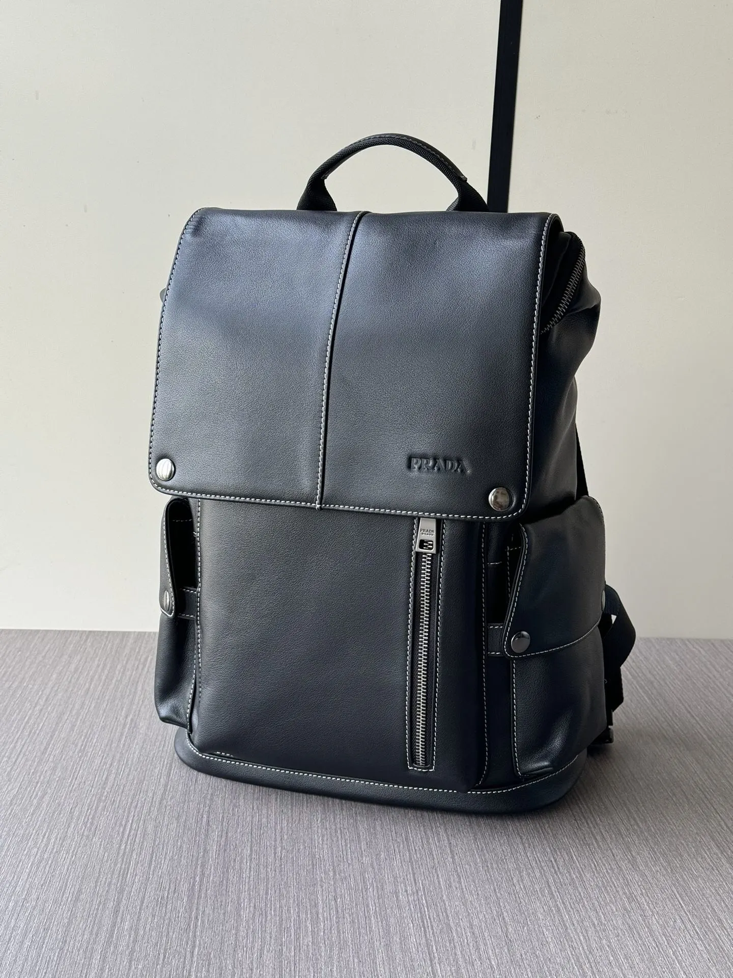 PRADA 黑色 牛皮 Logo 雙肩背包 輕便实用款