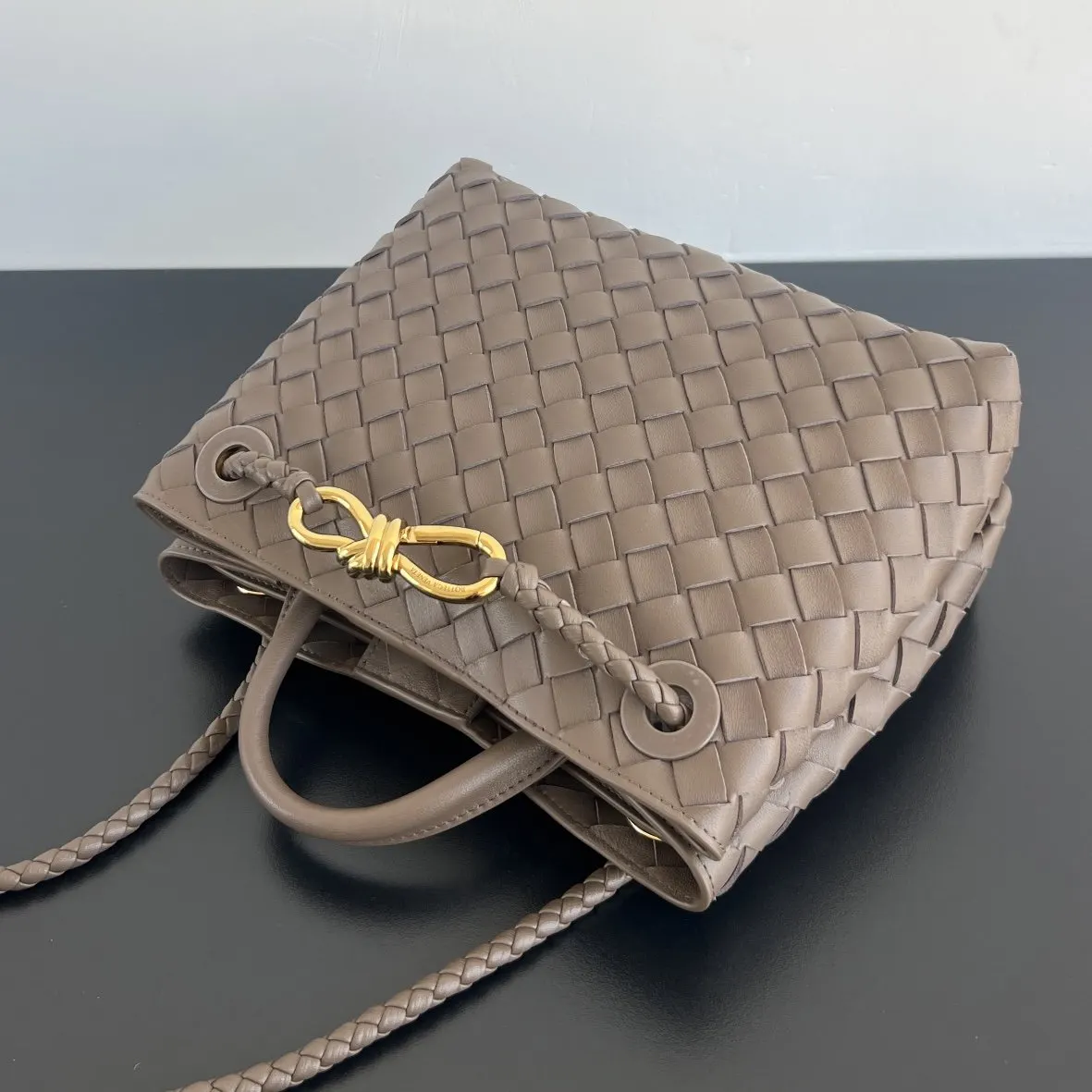 Bottega Veneta 金色 羊皮 斜挎包 轻便斜挎款