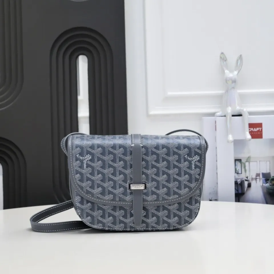 Goyard 灰色 皮質镶边以线条的方式凸显出包身轮廓 翻盖的皮質内衬亦 收納包 旅行收納款