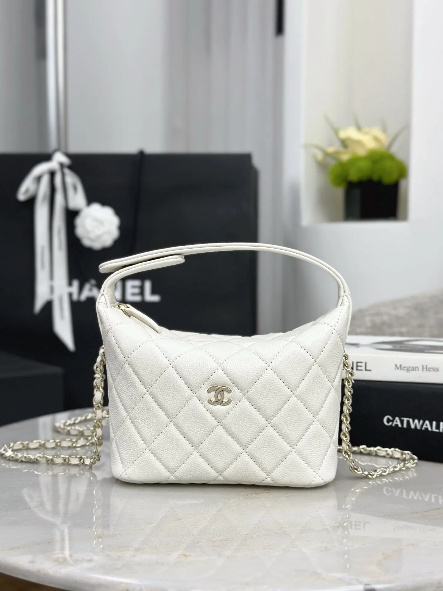 CHANEL 19 Bag 白色荔枝紋水桶鏈條包 迷你款