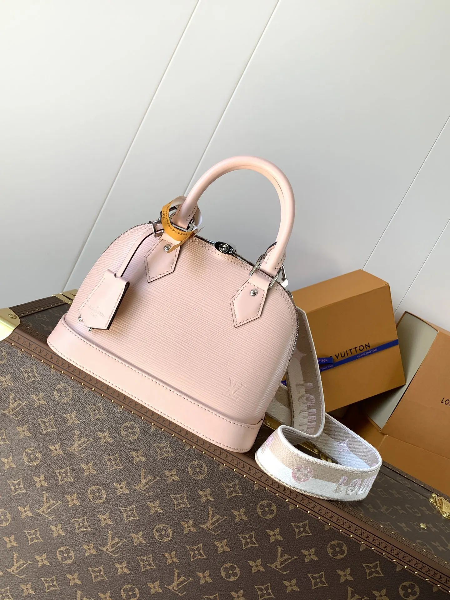 LV Alma 粉色老花貝殼包 小號款