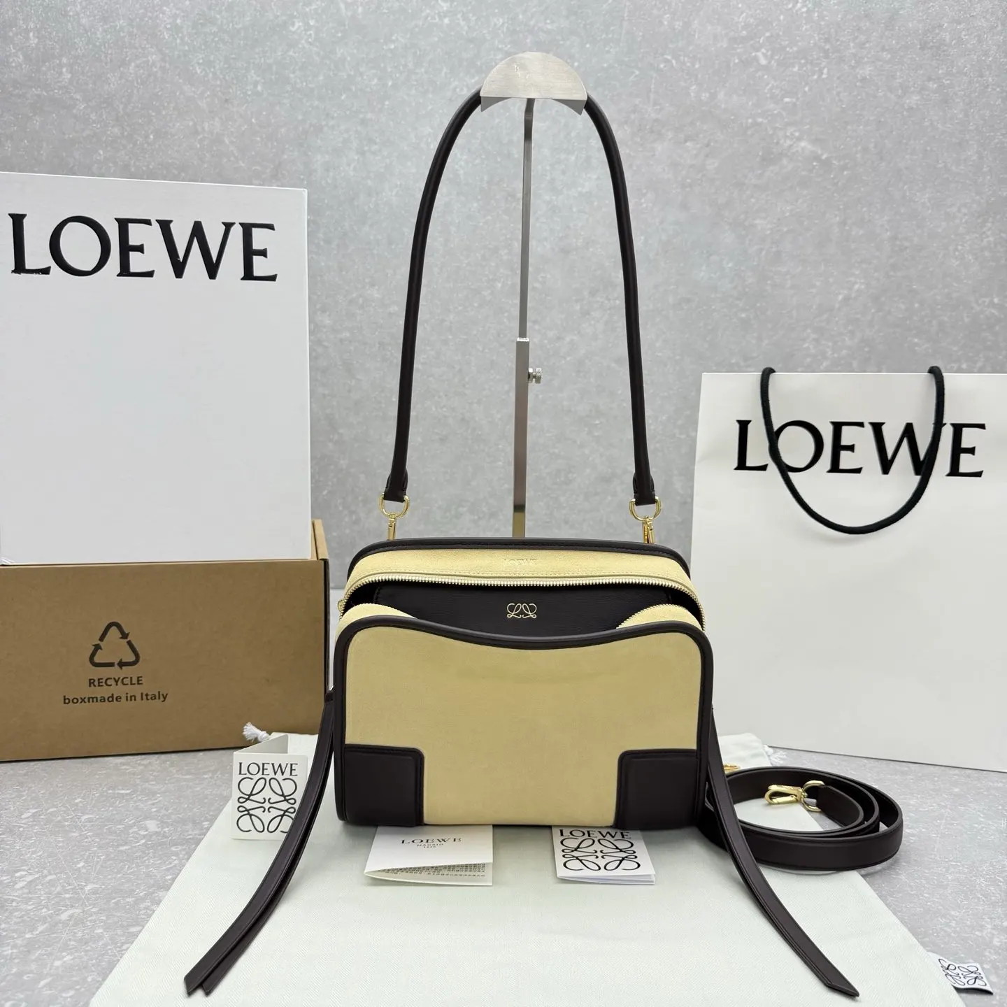 Loewe 皮革 ｛小磨砂杏｝出 Amazona 手袋 Am 斜挎包 轻便斜挎款