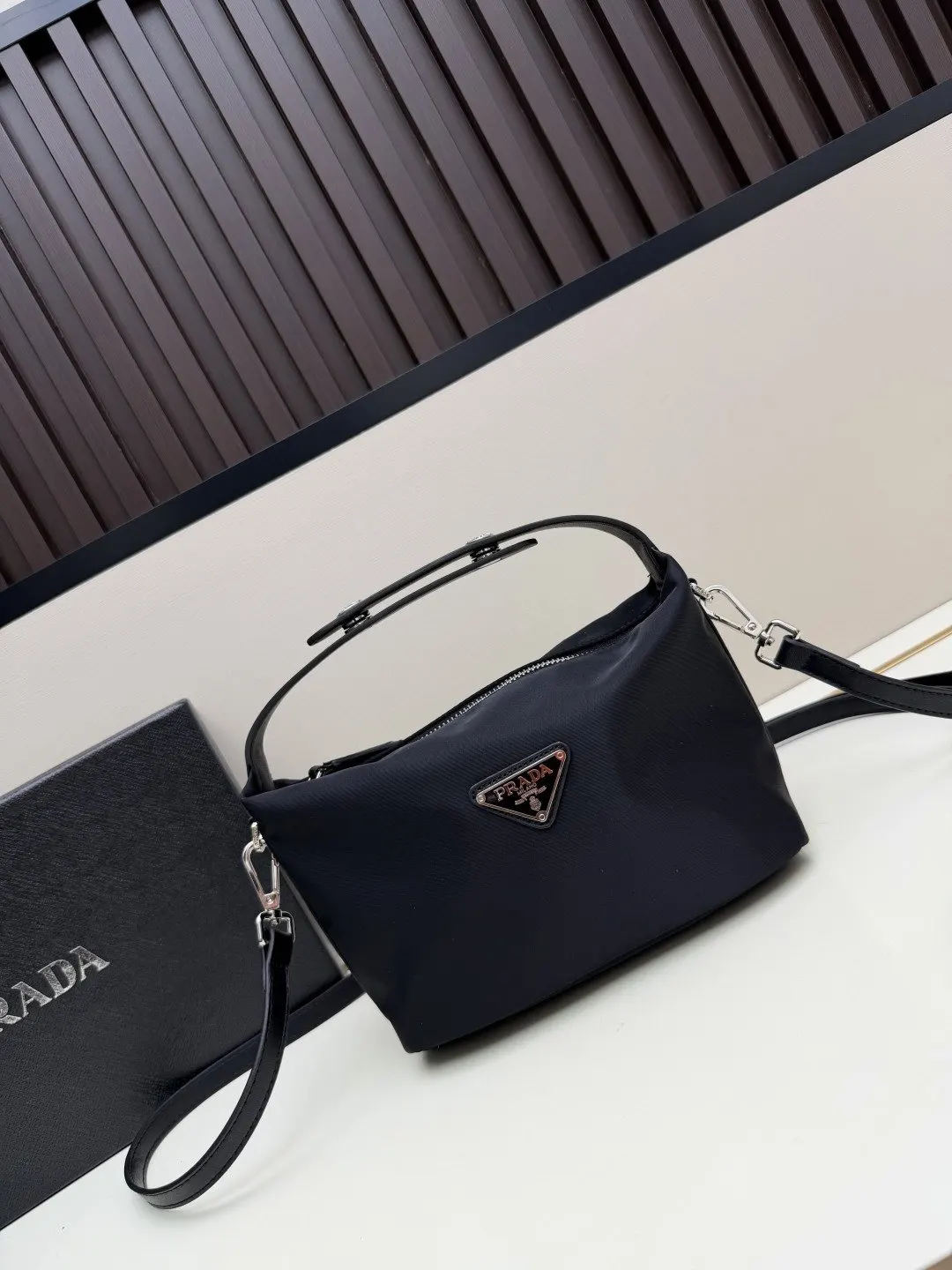 Prada 黑色 皮革 批 三角logo黑色單肩包 采用优质皮 收納包 旅行收納款