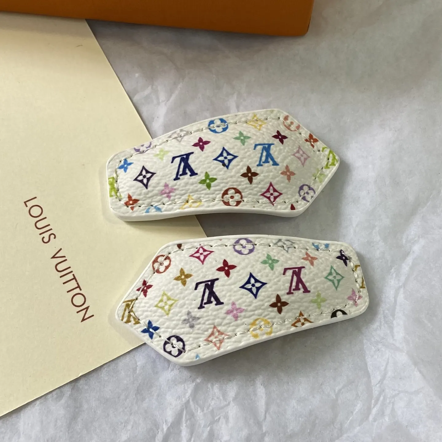 LV 白色 皮革 印花 Monogram 发夹 发饰点缀款