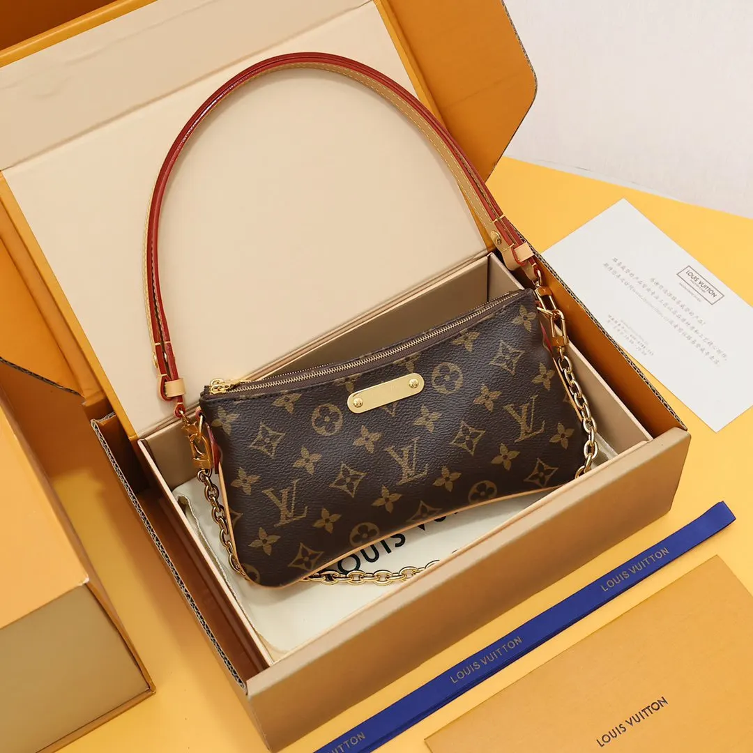LV 金色 牛皮 安全的双拉链闭合和雕刻的金色牌匾完成了这件時尚的作品 雙肩包 实用雙肩款