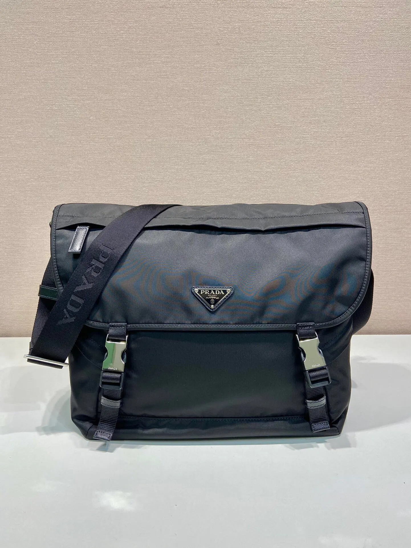 PRADA 2VD052 Re-Nylon尼龍 邮差包 通勤百搭款