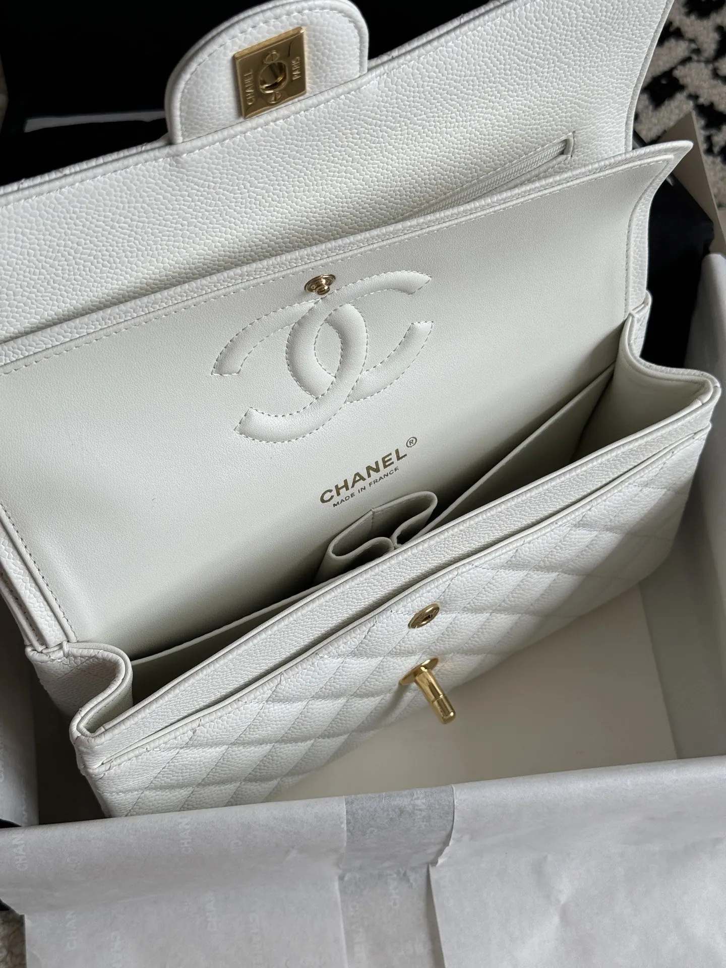 Crossbody Bag Lightweight Classic Leather Image 9 Crossbody Bag Lightweight Classic Leather Image 9