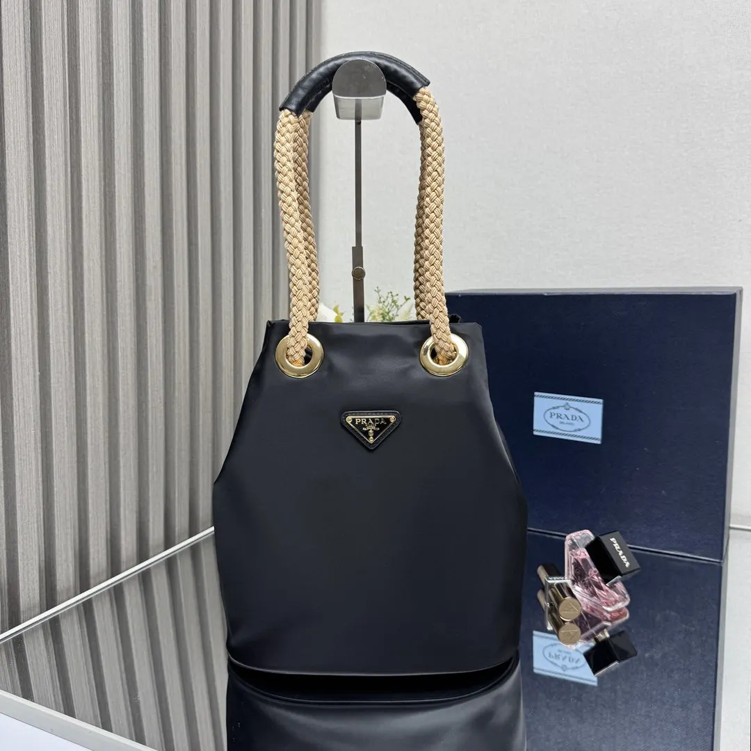 PRADA Re-Nylon尼龍 三角标 水桶包 日常通勤款