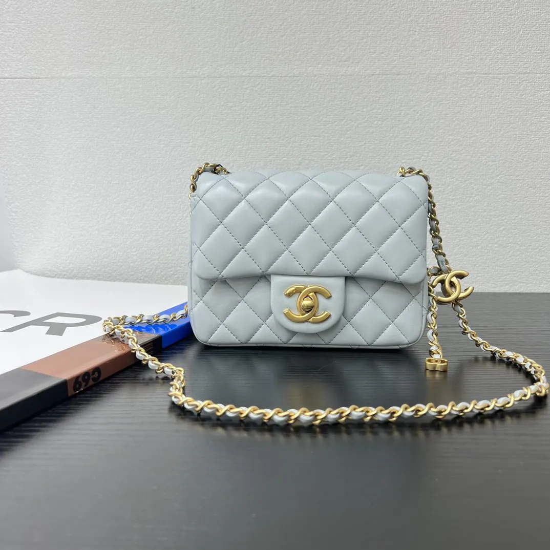 CHANEL 淺藍色小羊皮菱格鏈條包 金扣款