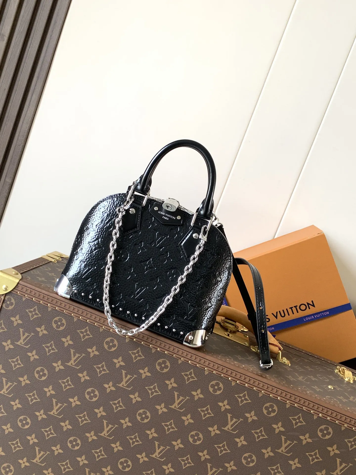 LV Alma 黑色壓紋貝殼包 手提斜挎款