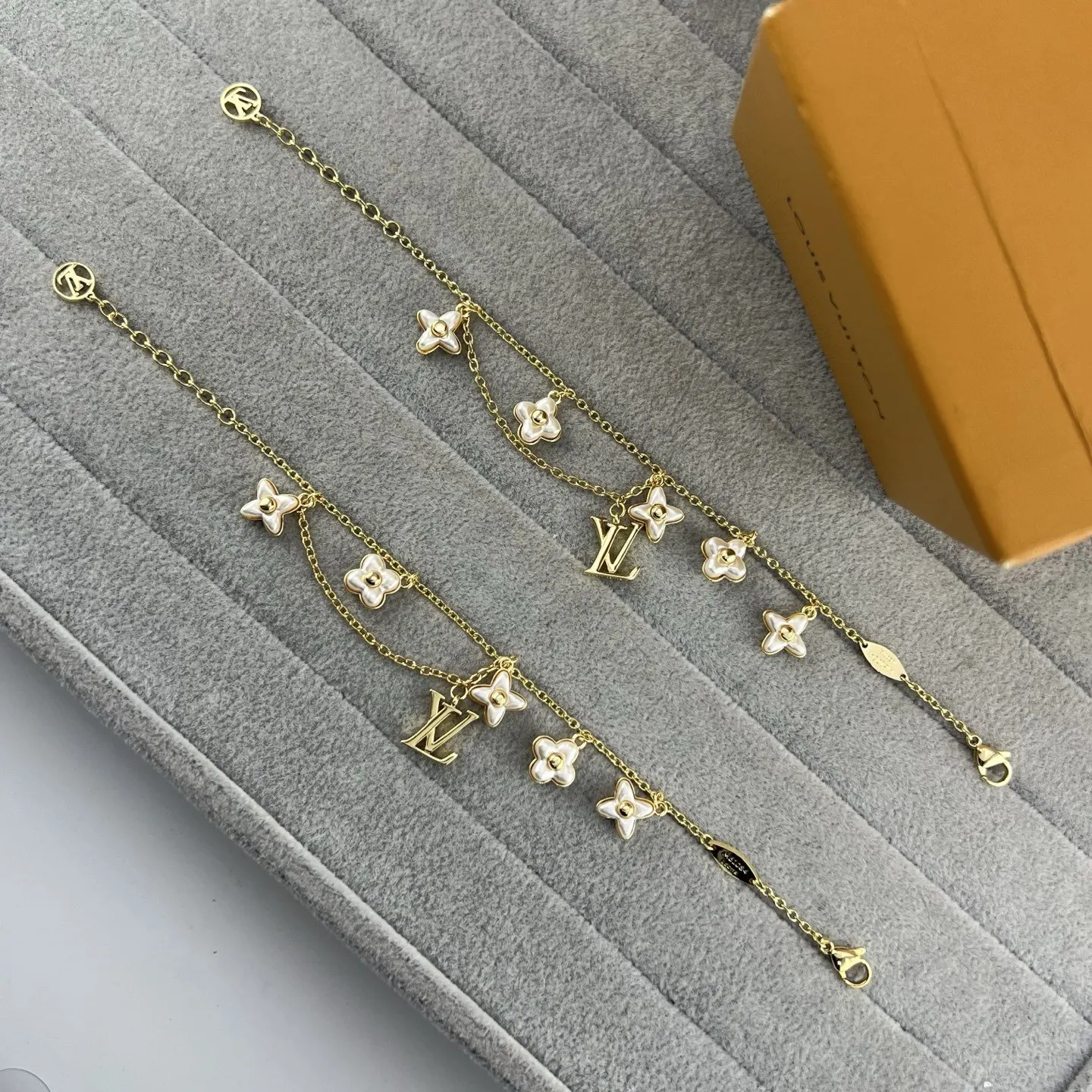 LV 金色 珍珠 字母 四叶草 手链 日常叠戴款