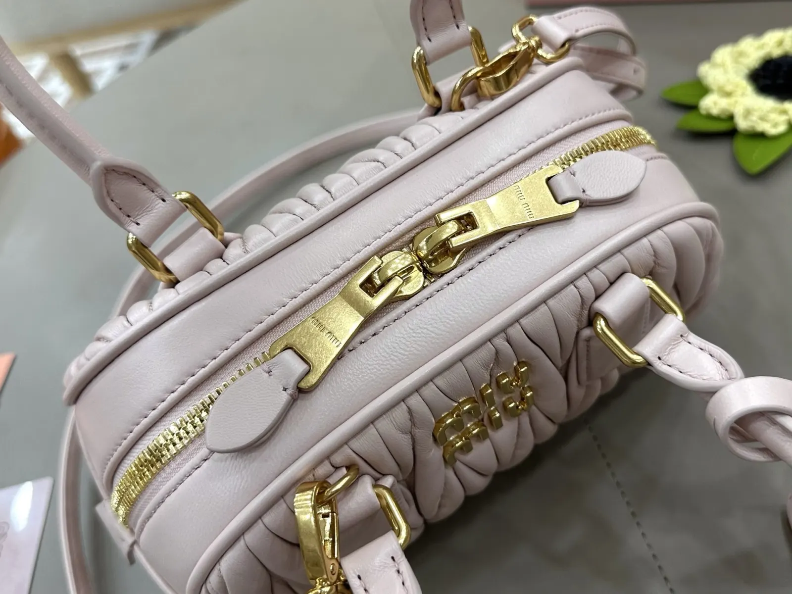 Miu 白色 粉色 羊皮 斜挎包 轻便斜挎款