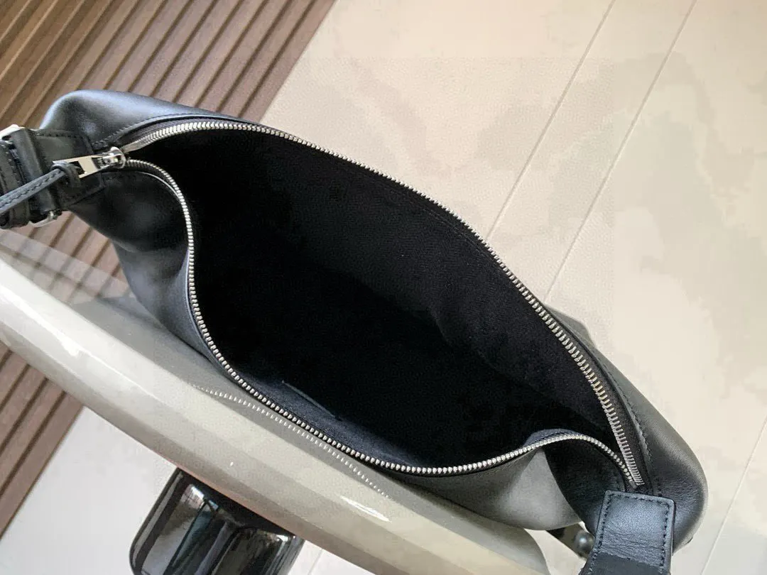 黑色 牛皮 Cubi惊艳亮相 这次出了Cubi 真是让人惊喜 腋下包 復古腋下背款(數字9) 黑色 牛皮 Cubi惊艳亮相 这次出了Cubi 真是让人惊喜 腋下包 復古腋下背款(數字9)