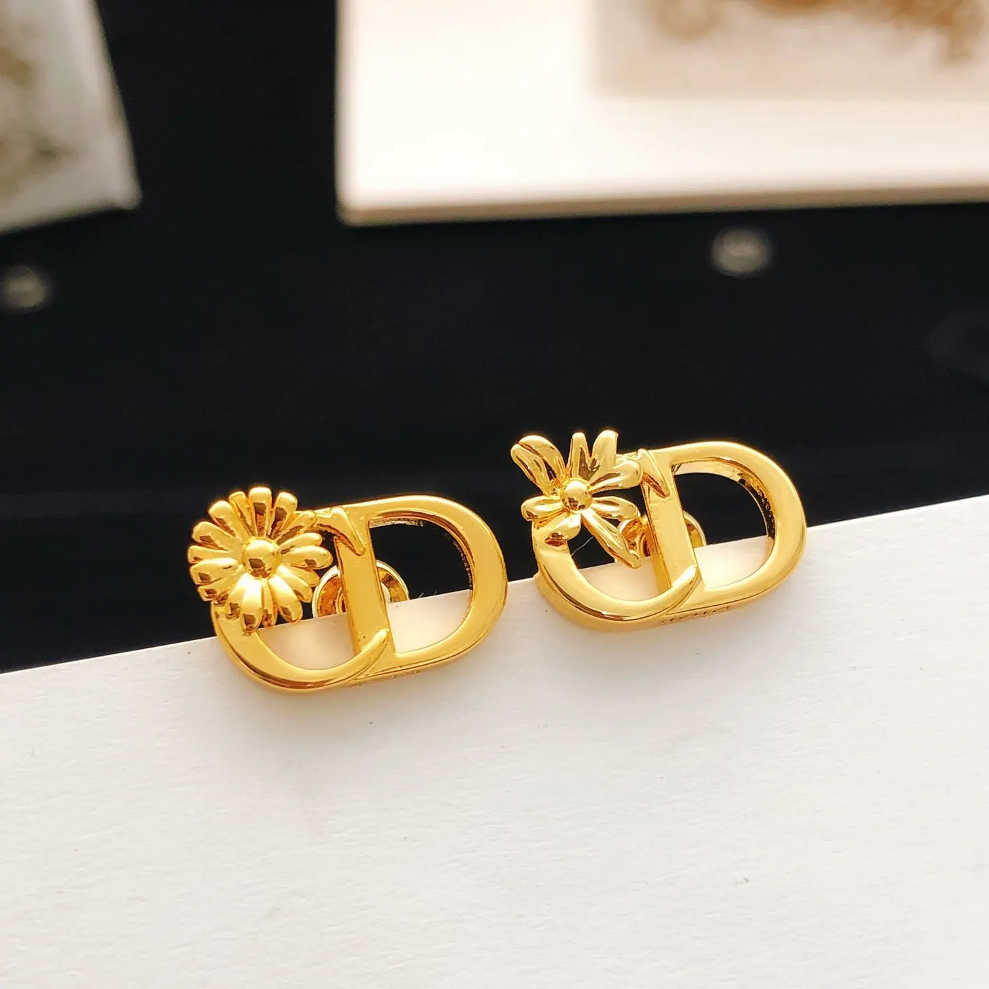Dior 耳钉 小巧点缀 耳飾