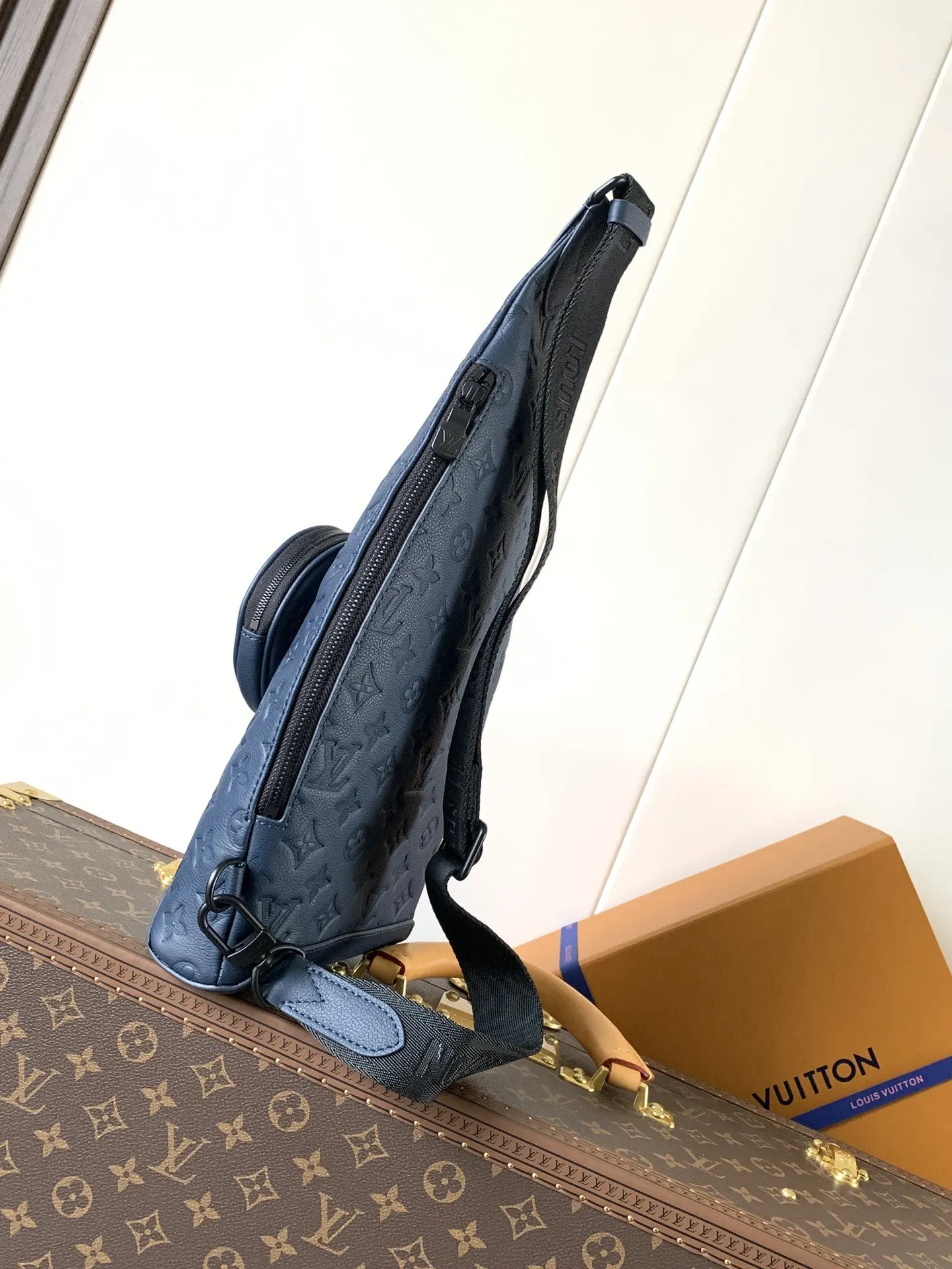 深蓝 牛皮 拉链侧袋可收纳智能 可拆卸收纳包方便取放物品 可调节 旅行收纳款