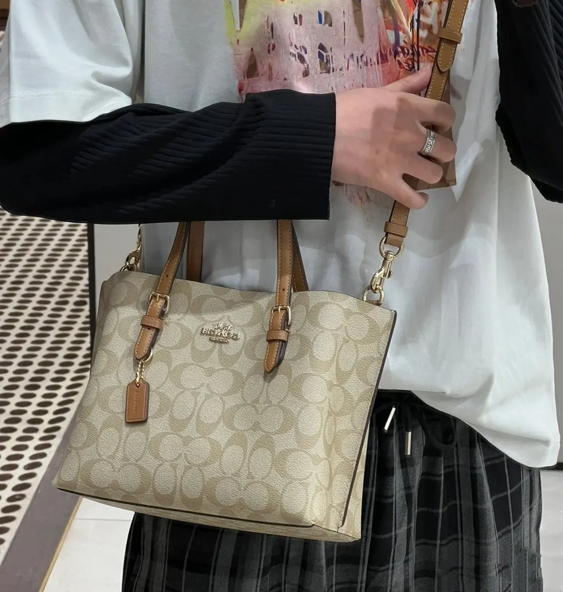 Coach 可调节肩带 手提 斜挎都可哦 托特包 大容量托特款