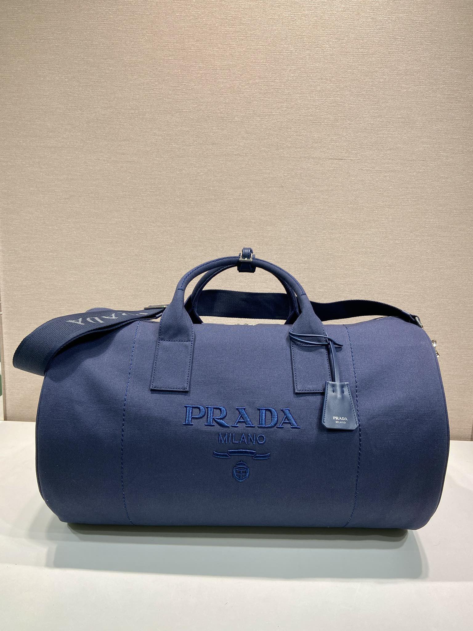 帆布 空间宽敞 成就百搭风格 搭 可拆卸肩带 同色刺繡徽标 旅行袋 大容量旅行款