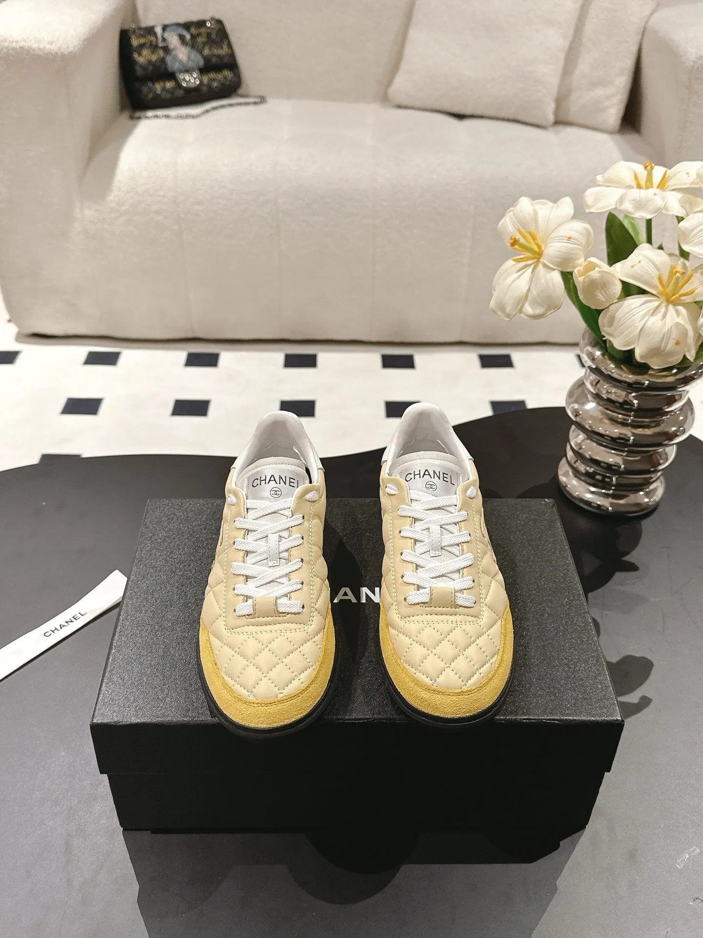 CHANEL 白色羊皮休閒鞋 金色拼接款