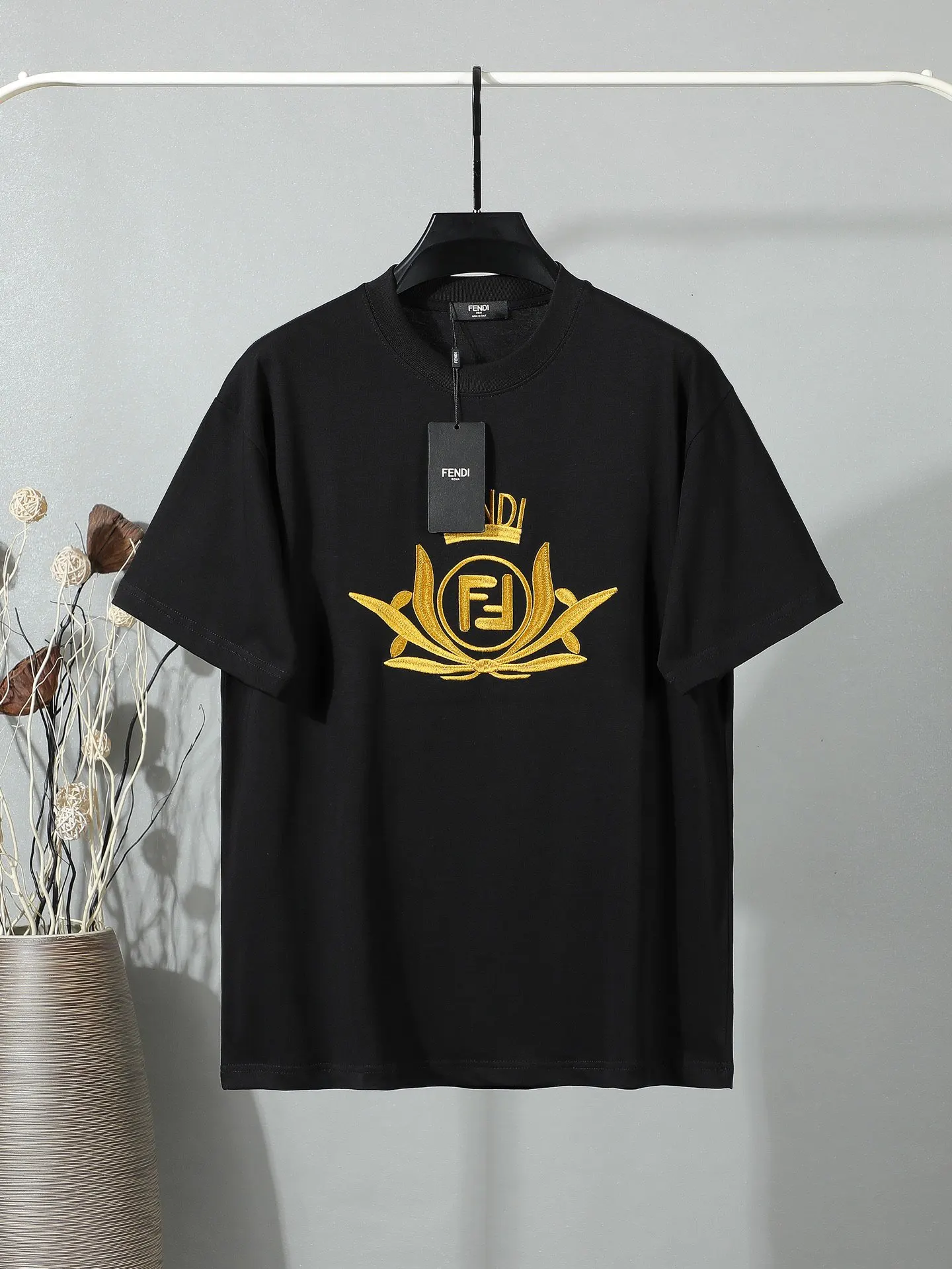 Fendi 2026 Spring Summer Logo Embroidery Short Sleeve T-Shirt Daily Versatile Style Image 1 Fendi 2026 Spring Summer Logo Embroidery Short Sleeve T-Shirt Daily Versatile Style Image 1