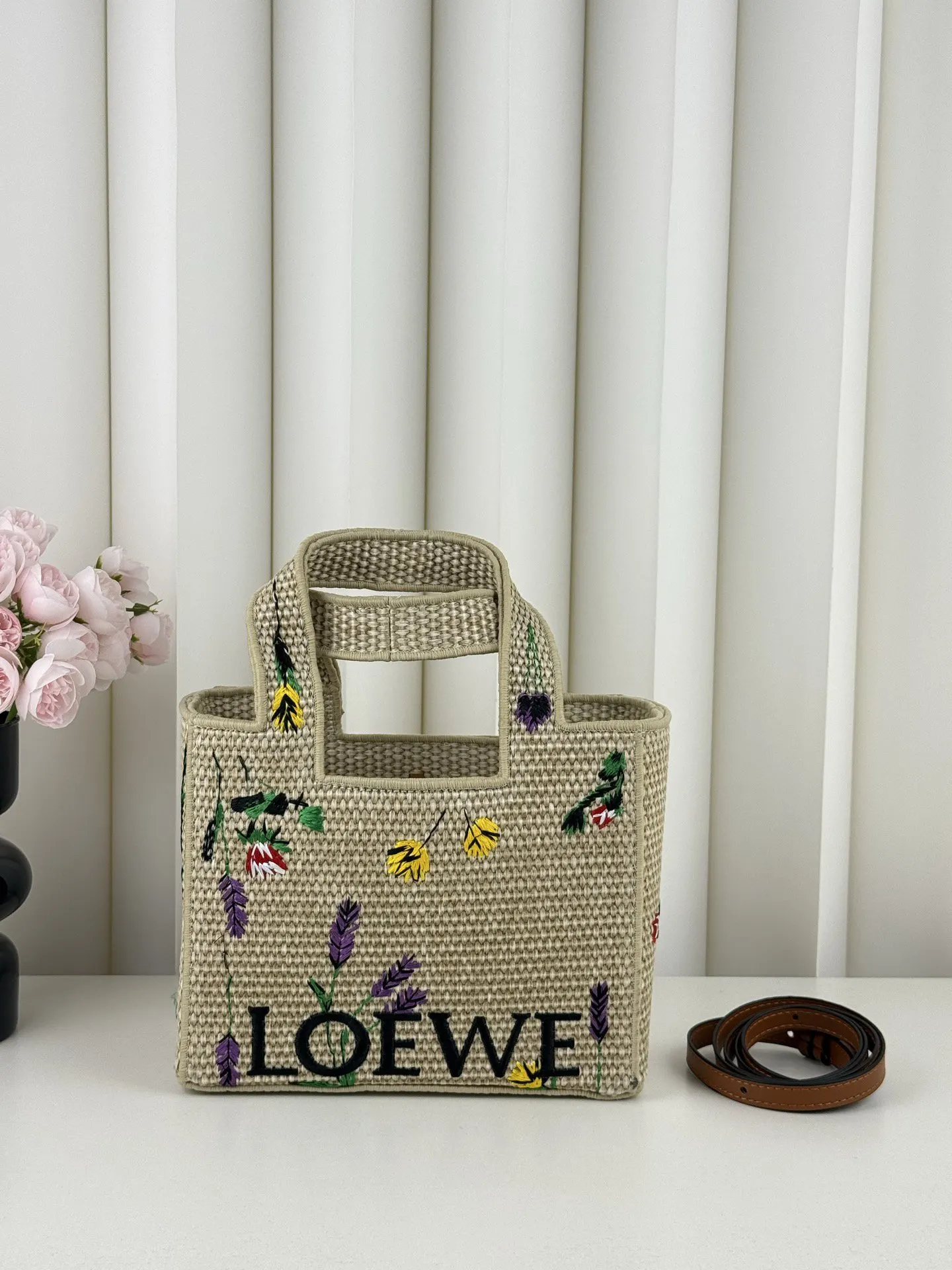 Loewe 罗意威刺绣 夏日海岛系列推出了 草编 托特包 大容量托特款