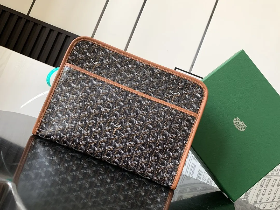 Goyard 其防水棉布衬里易于清洁 可通过其外部挂环将其挂在任何 化妝包 便携收納款