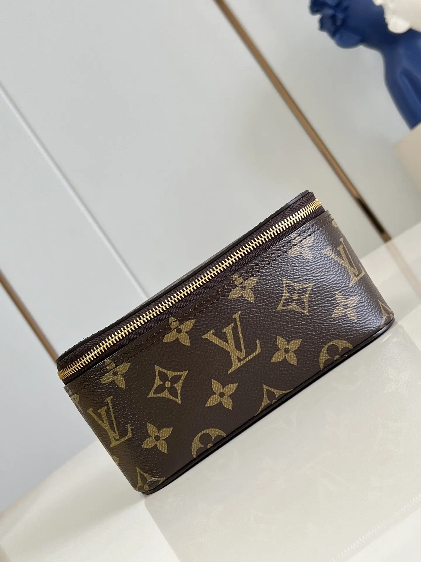 LV 老花 牛皮 既可置于行李箱内有序收納物品 亦可在抵达后外带背携随 旅行拉杆款 輕便出行款