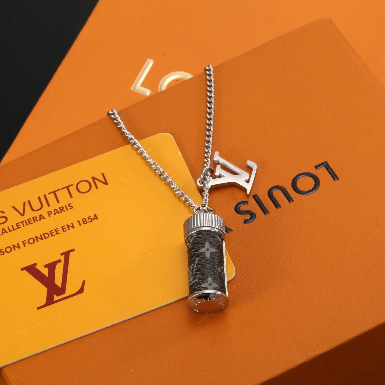 Louis Vuitton 鏈條 Mo字母 香水瓶 项链 精致锁骨链