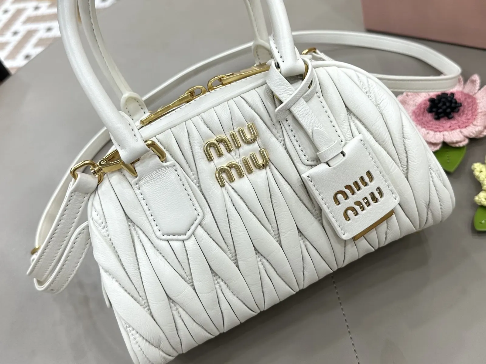 Miu 白色 金色 羊皮 斜挎包 轻便斜挎款
