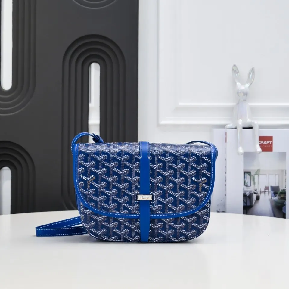 Goyard 皮質镶边以线条的方式凸显出包身轮廓 翻盖的皮質内衬亦 收納包 旅行收納款