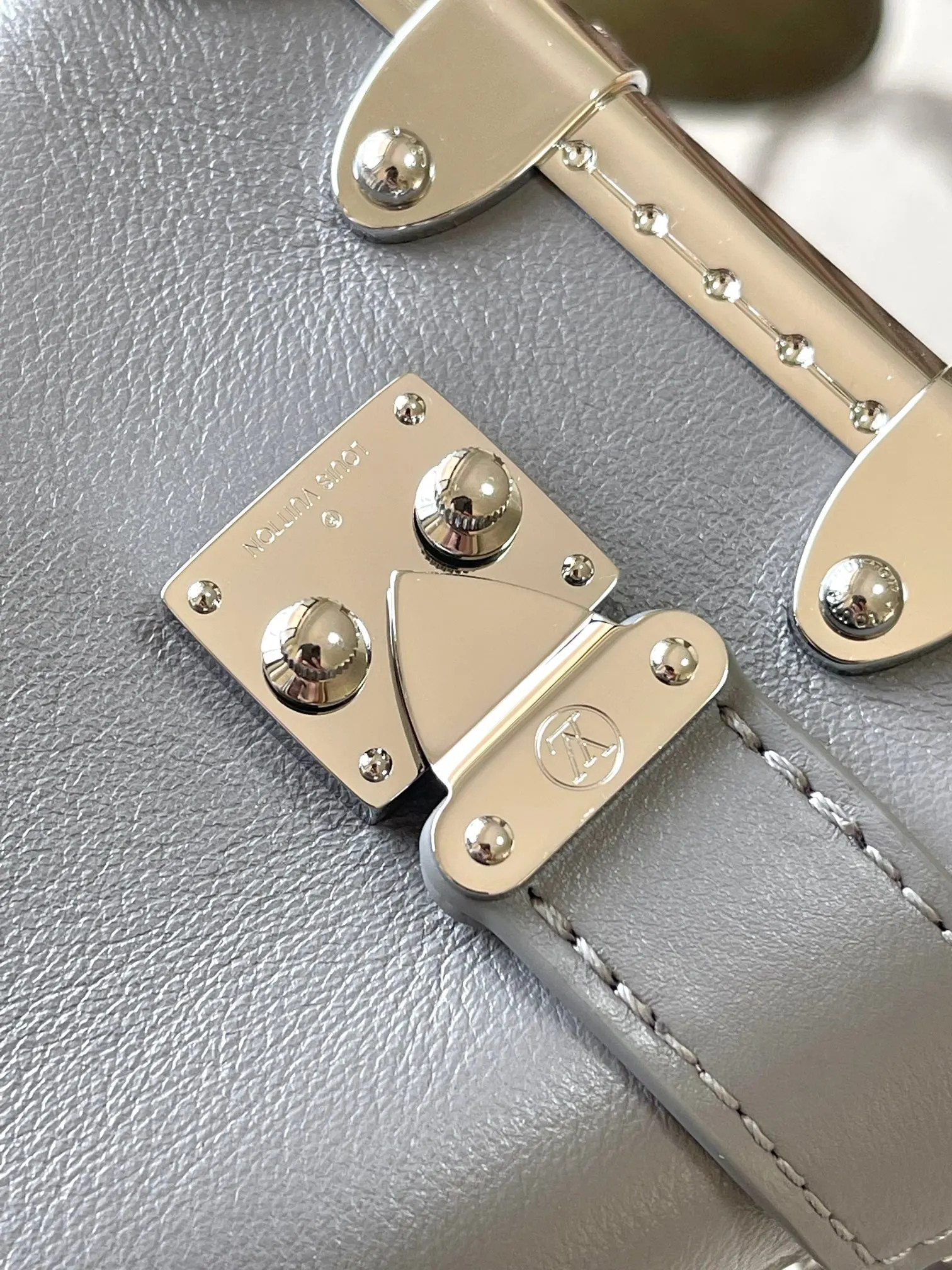 LV Slim Trunk 手袋向传 單肩包 日常單肩背款