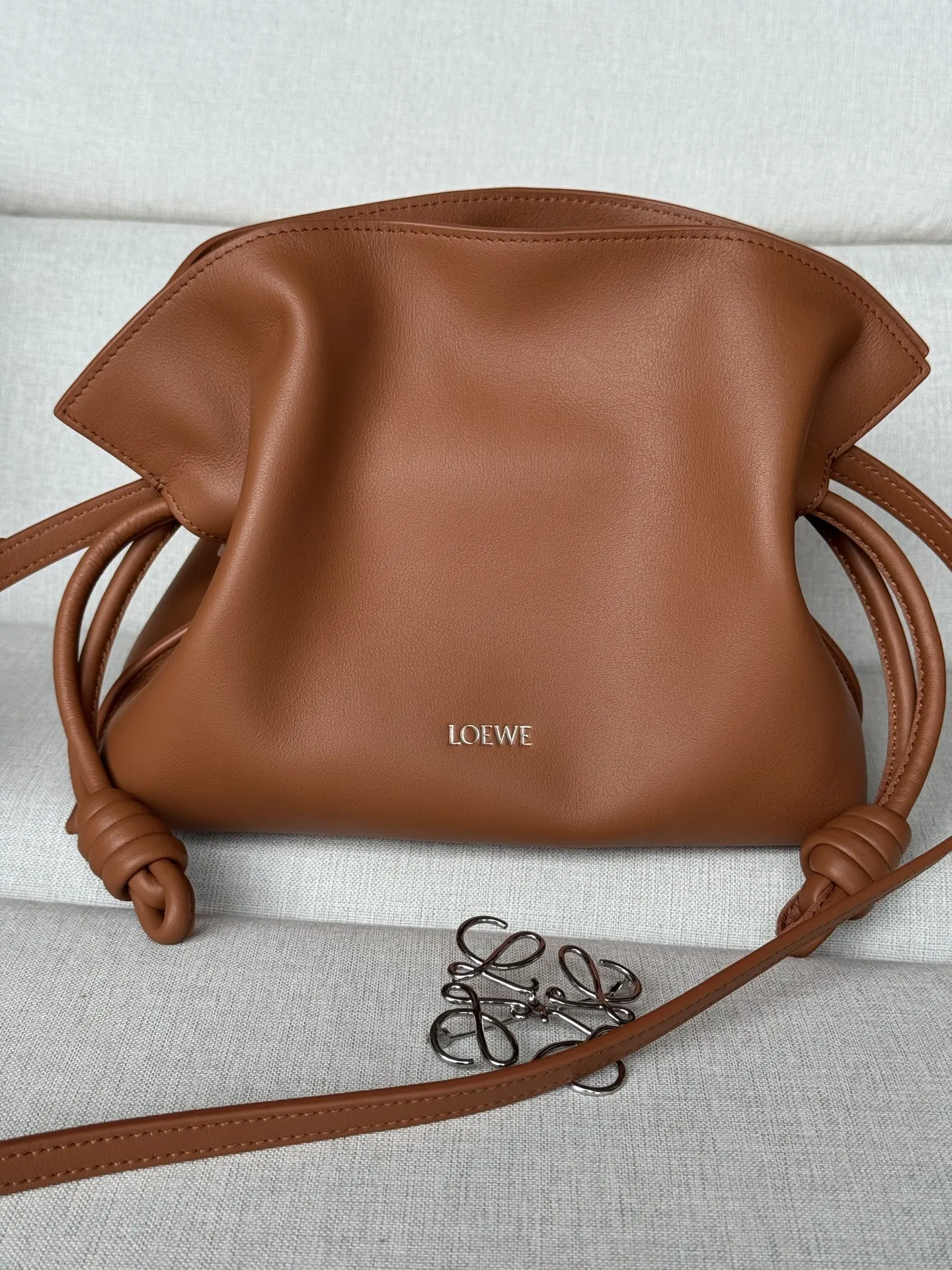 Loewe 金色 牛皮 手拿包 精致手拿款