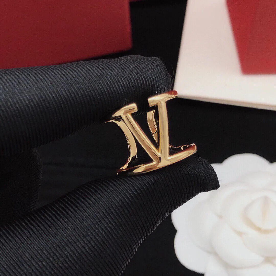 Dior ring, exquisite accessory