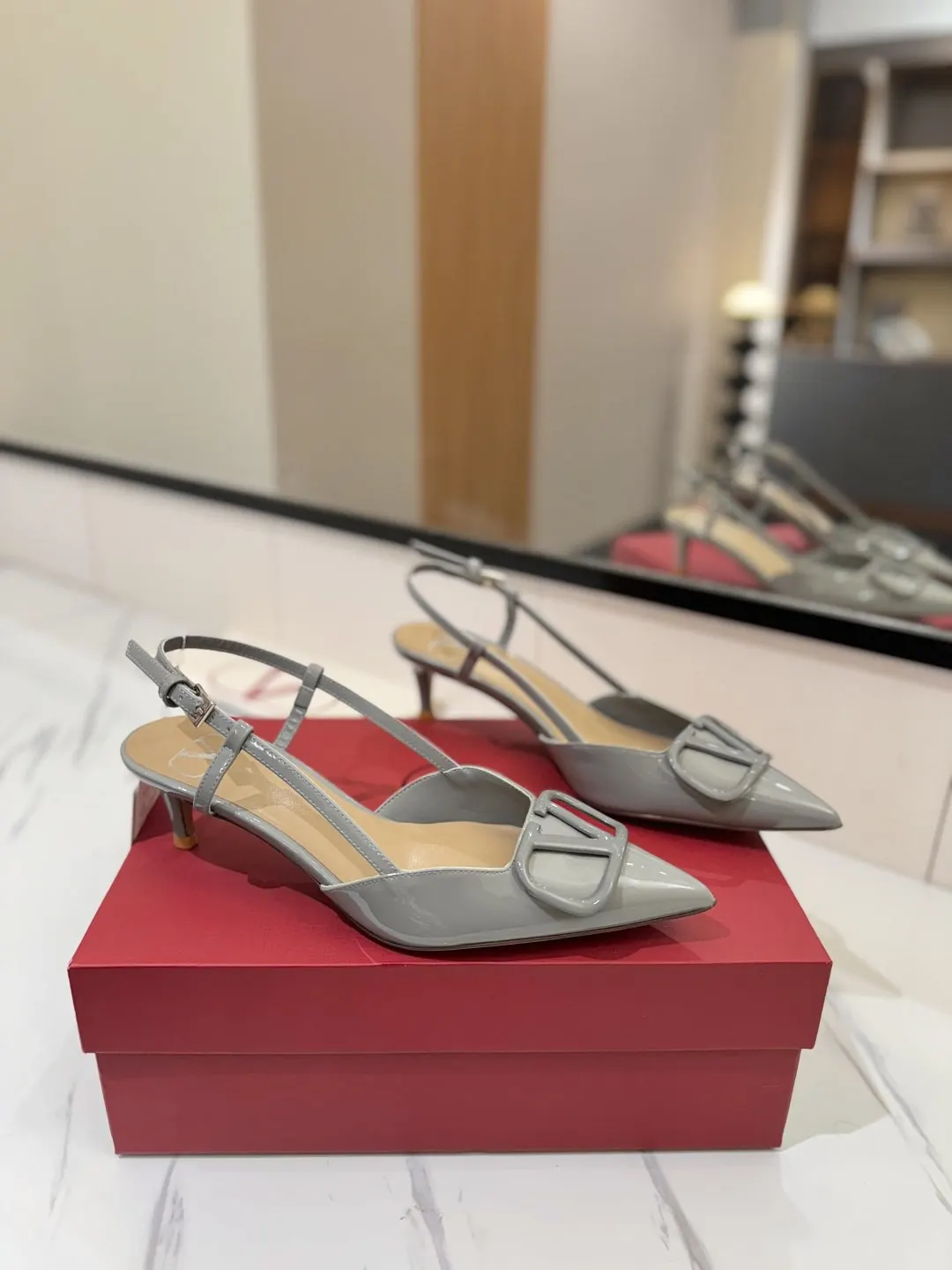 Valentino 拖鞋 轻便舒适款