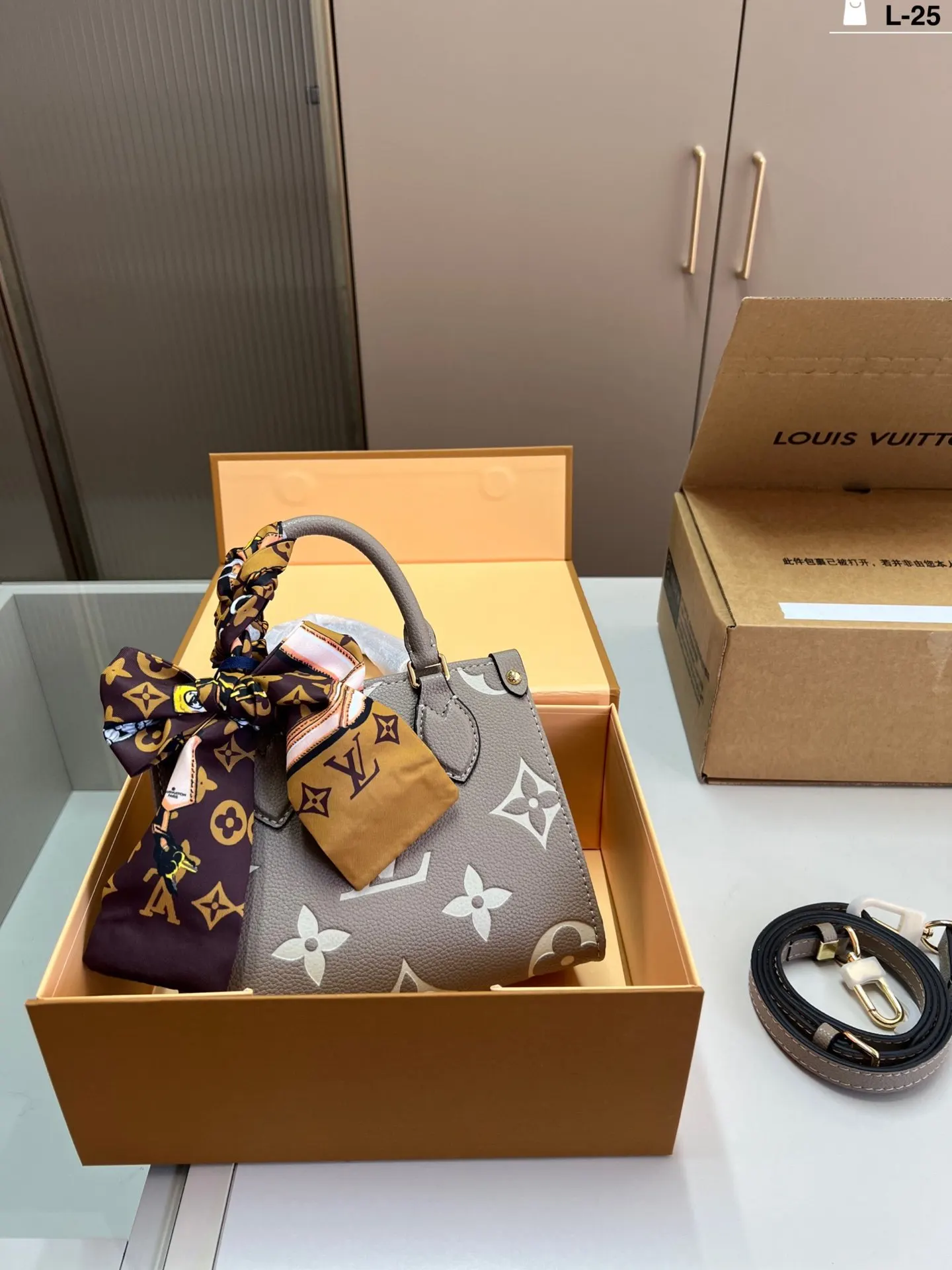 LV 丛林托特包 奢华与經典的大象灰托特 包型方正挺括 非 大容量托特款
