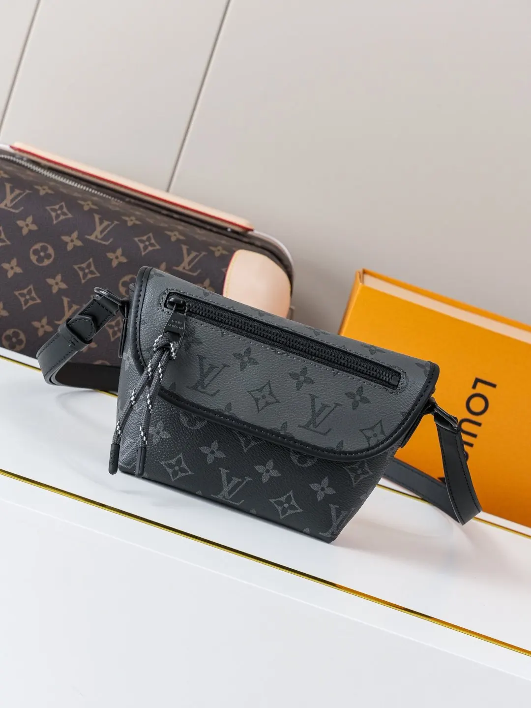 LV 黑色壓紋郵差包 男士斜挎款
